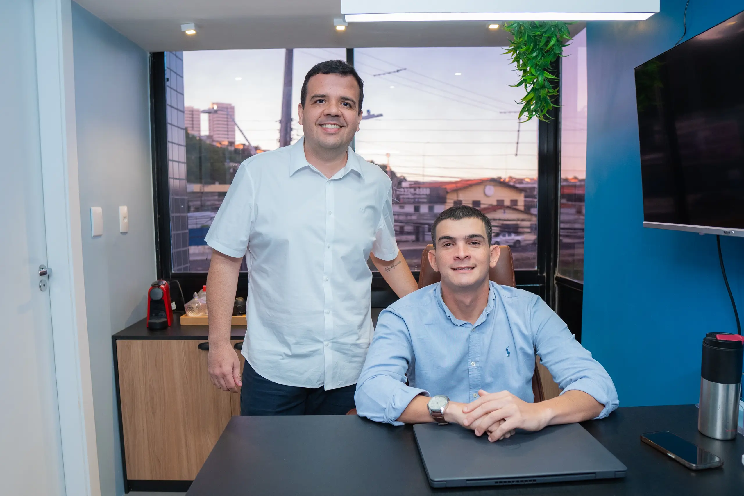 Os dois sócios da Contigo Contabilidade no escritório, em Maceió
